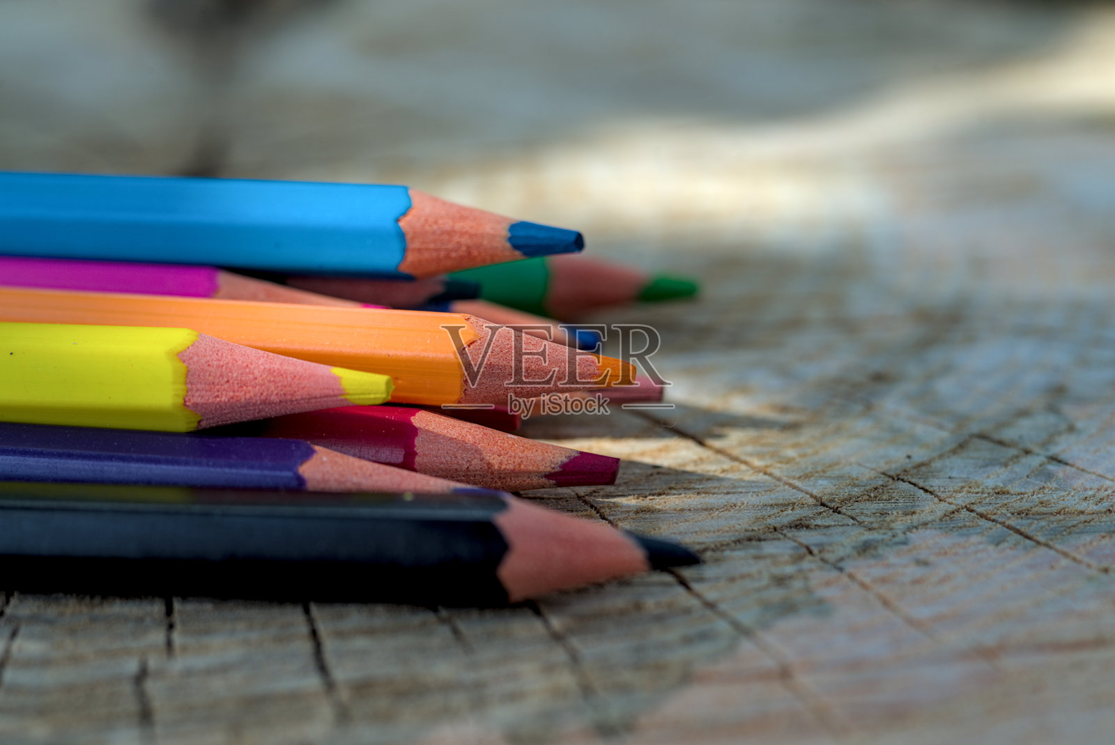 彩色铅笔孤立地画在木头上照片摄影图片