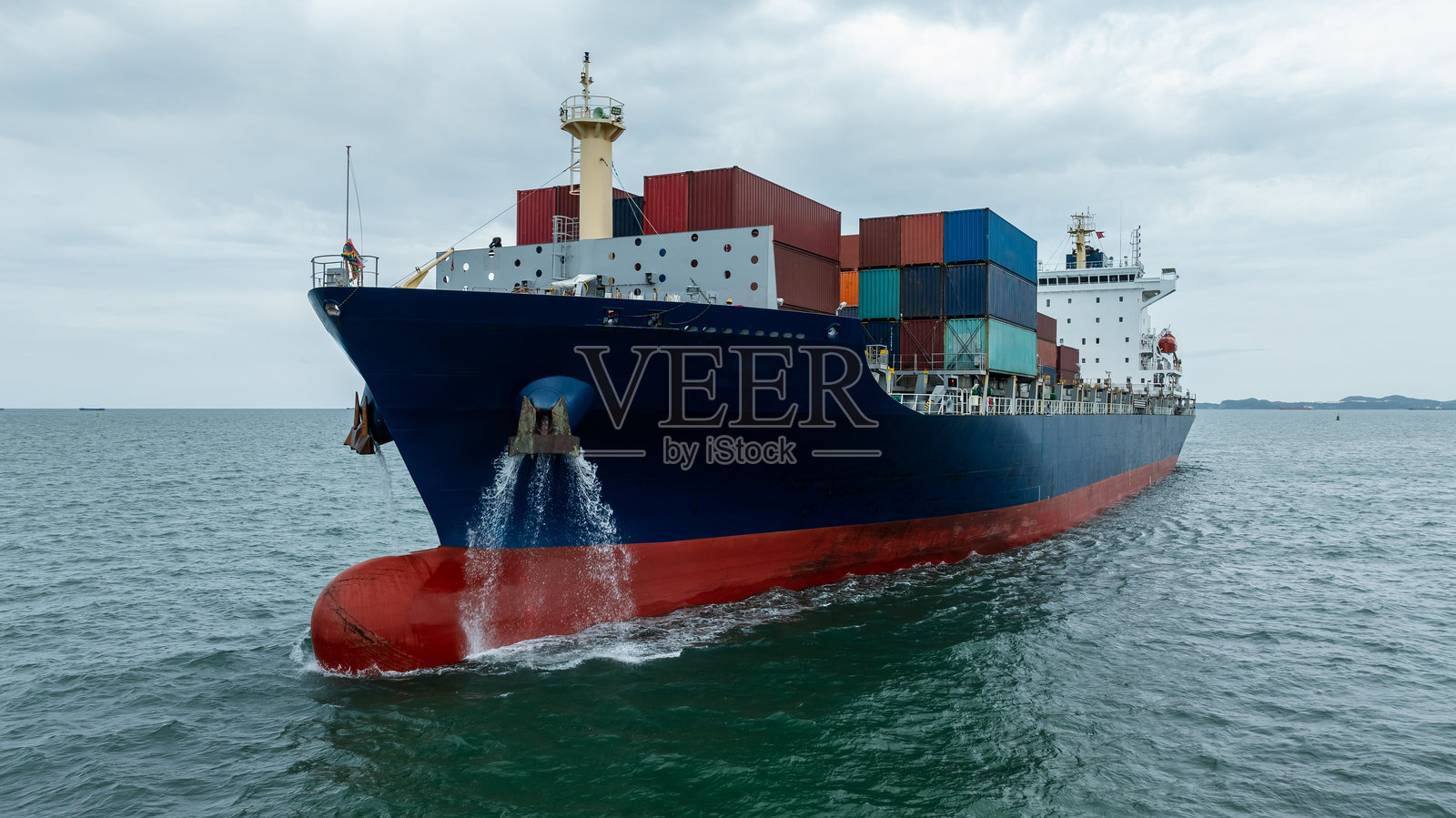 物流货物集装箱船在海上航行，进口出口货物和分销产品到世界各地的经销商和消费者，通过集装箱船运输业务照片摄影图片