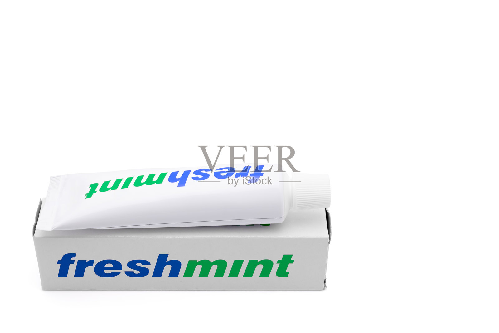 一管薄荷牙膏和一个纸板箱照片摄影图片