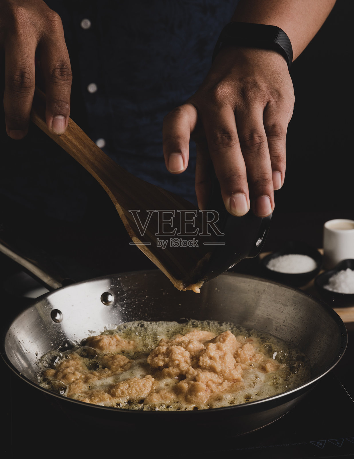 在厨房准备食物的人的中间部分照片摄影图片