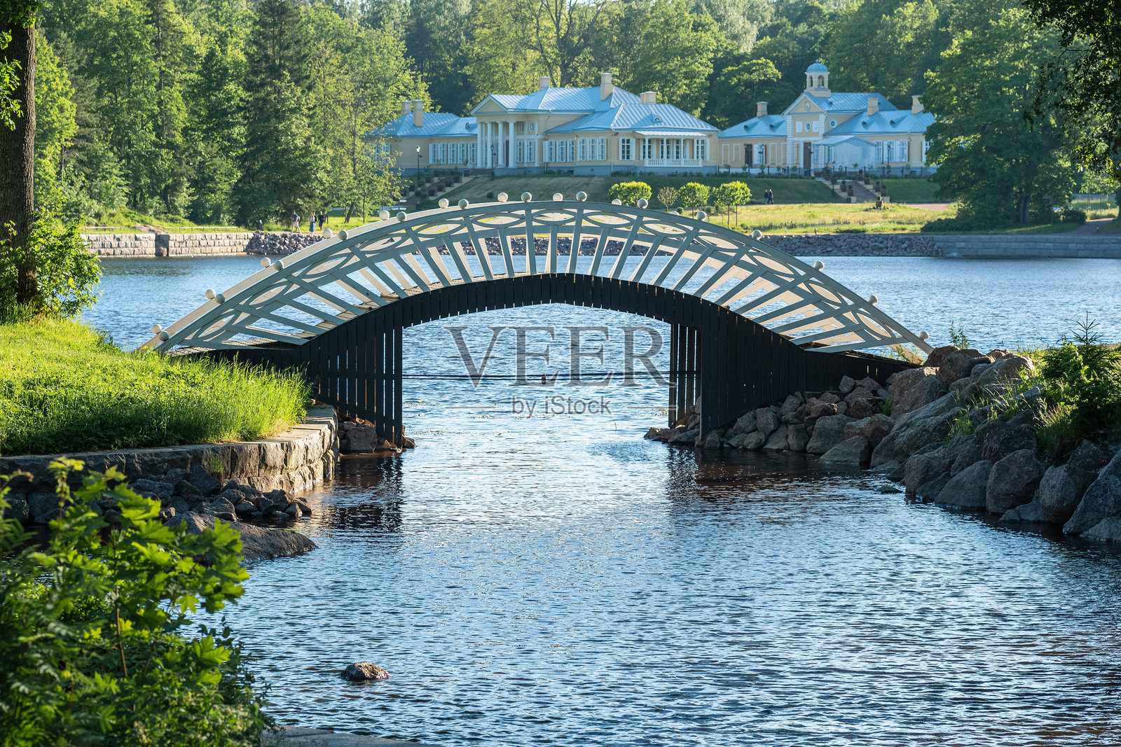 维堡Monrepos公园的拱形木人行天桥照片摄影图片