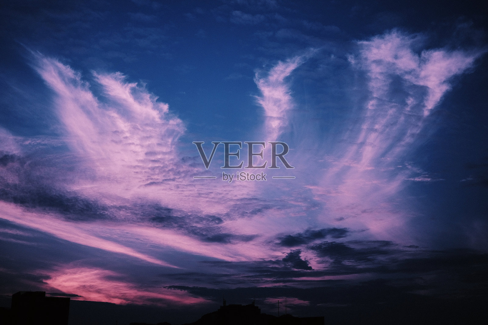 日落时分的低角度天空视图照片摄影图片