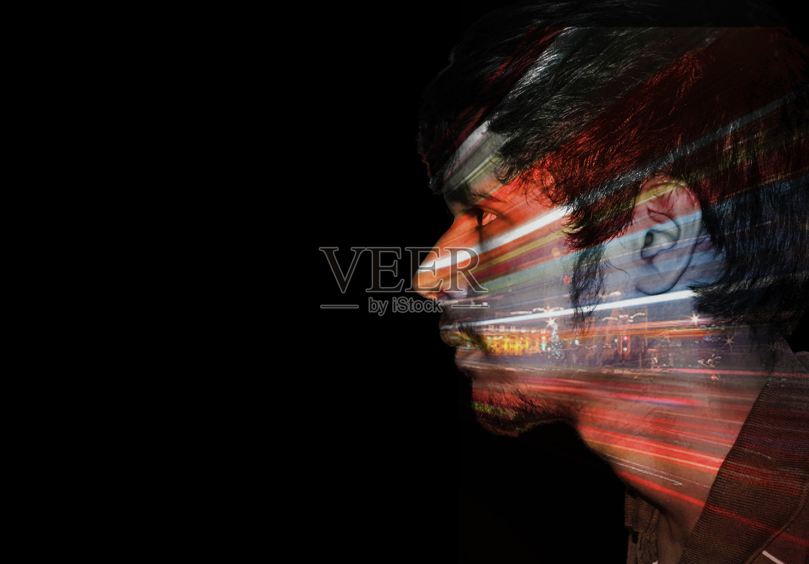 年轻男子与黑色背景下的光轨双重曝光图像照片摄影图片