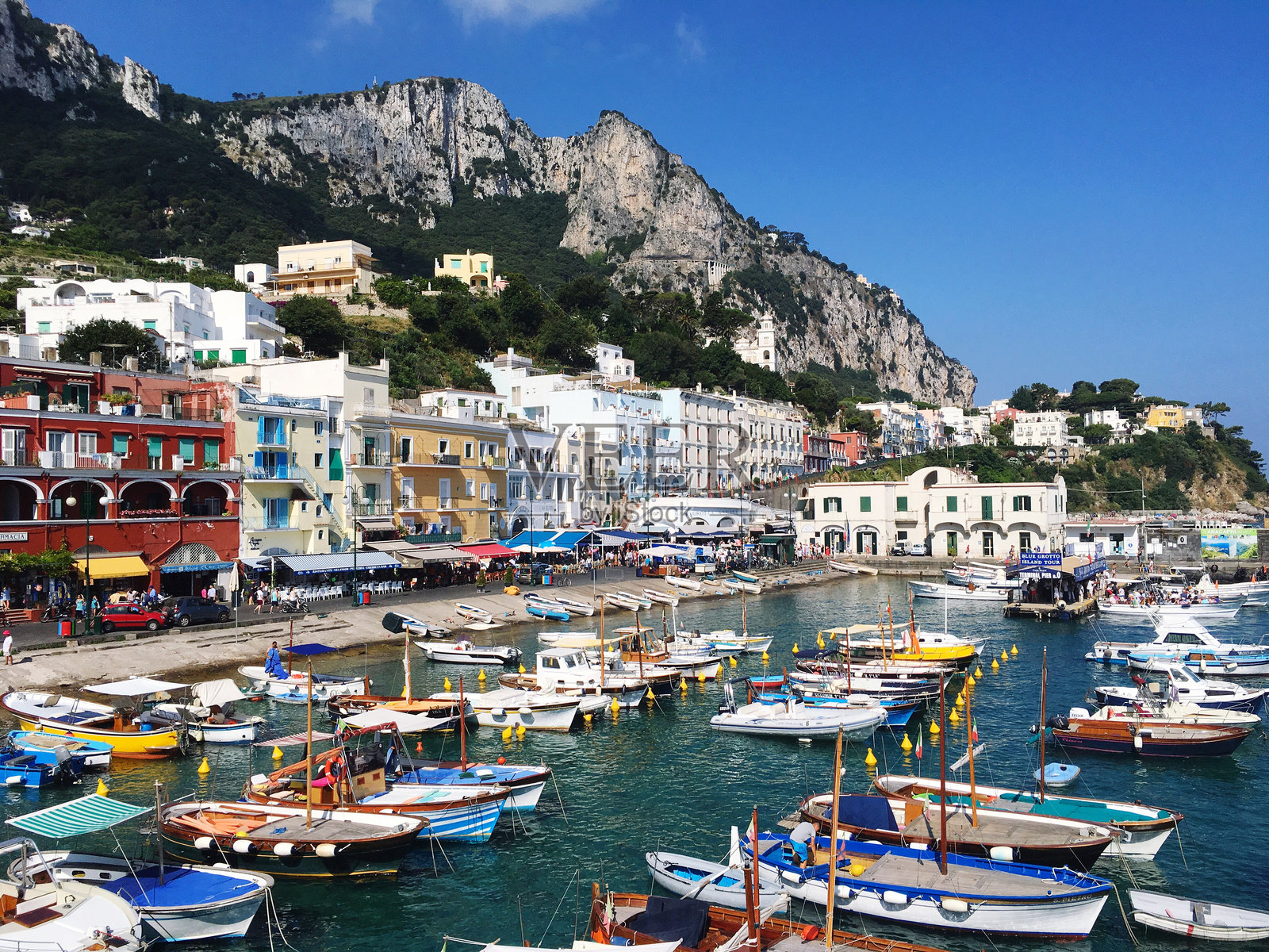 海面上停泊的船只与蓝天相映照片摄影图片