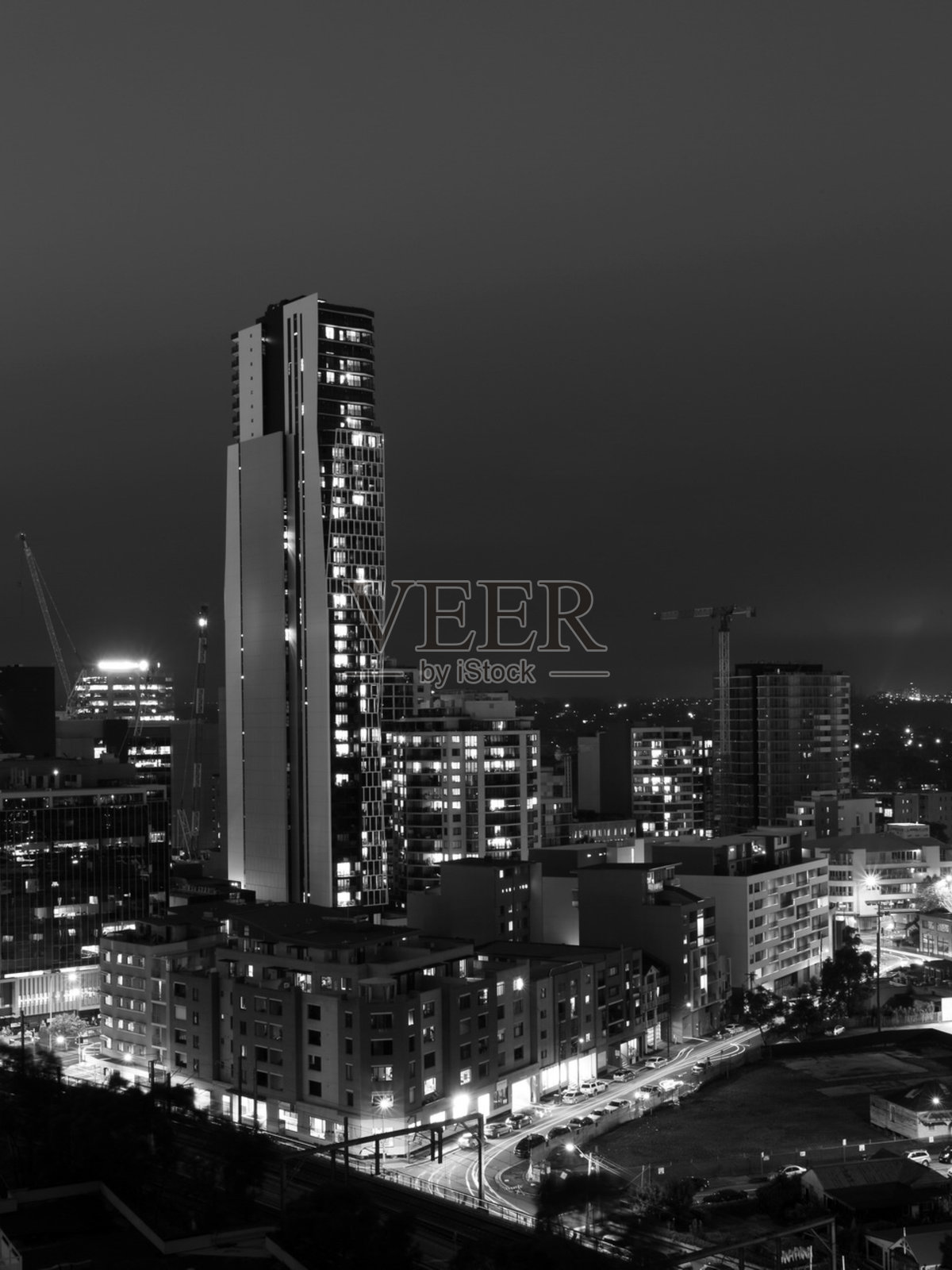 夜空下高角度俯瞰灯光璀璨的建筑物照片摄影图片