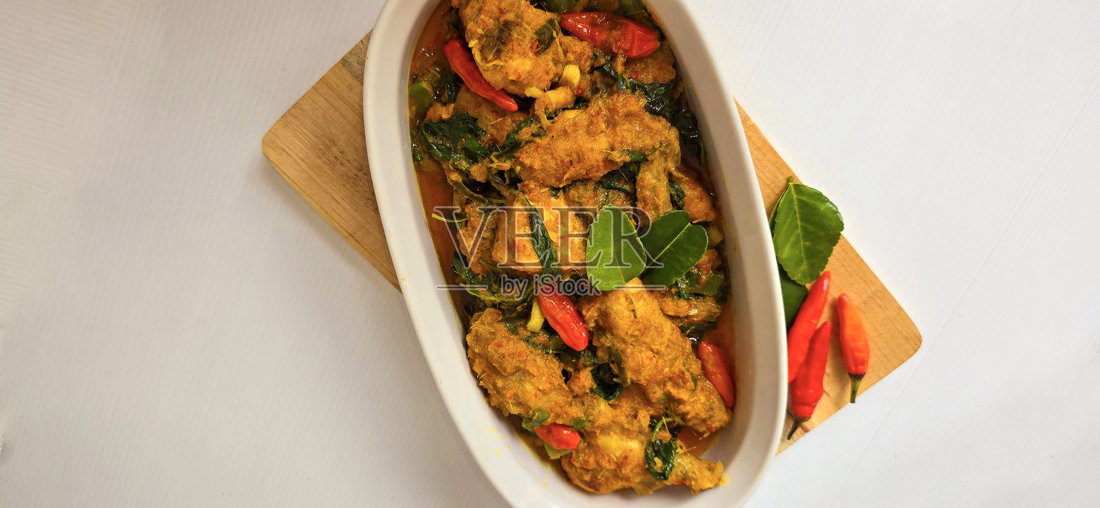 香辣炒香草鸡，名为“亚扬沃库”，沃库是来自印度尼西亚北苏拉威西省的曼达诺香料菜肴。照片摄影图片