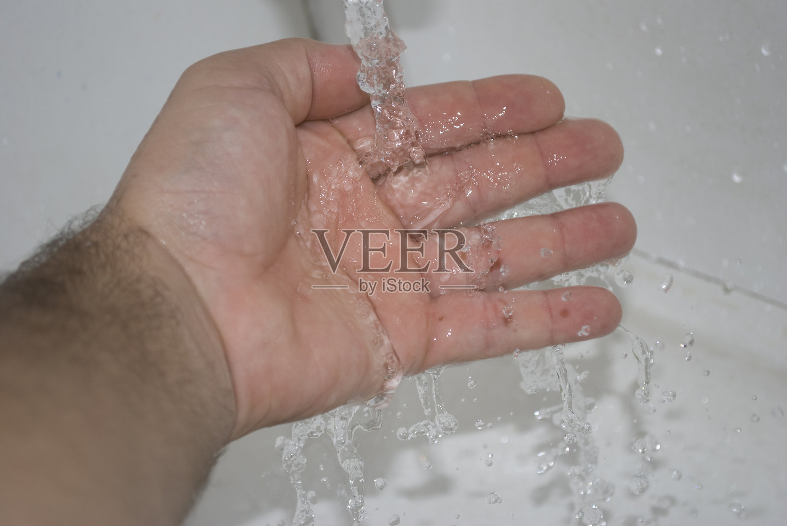 手掌张开，水流淌而过照片摄影图片