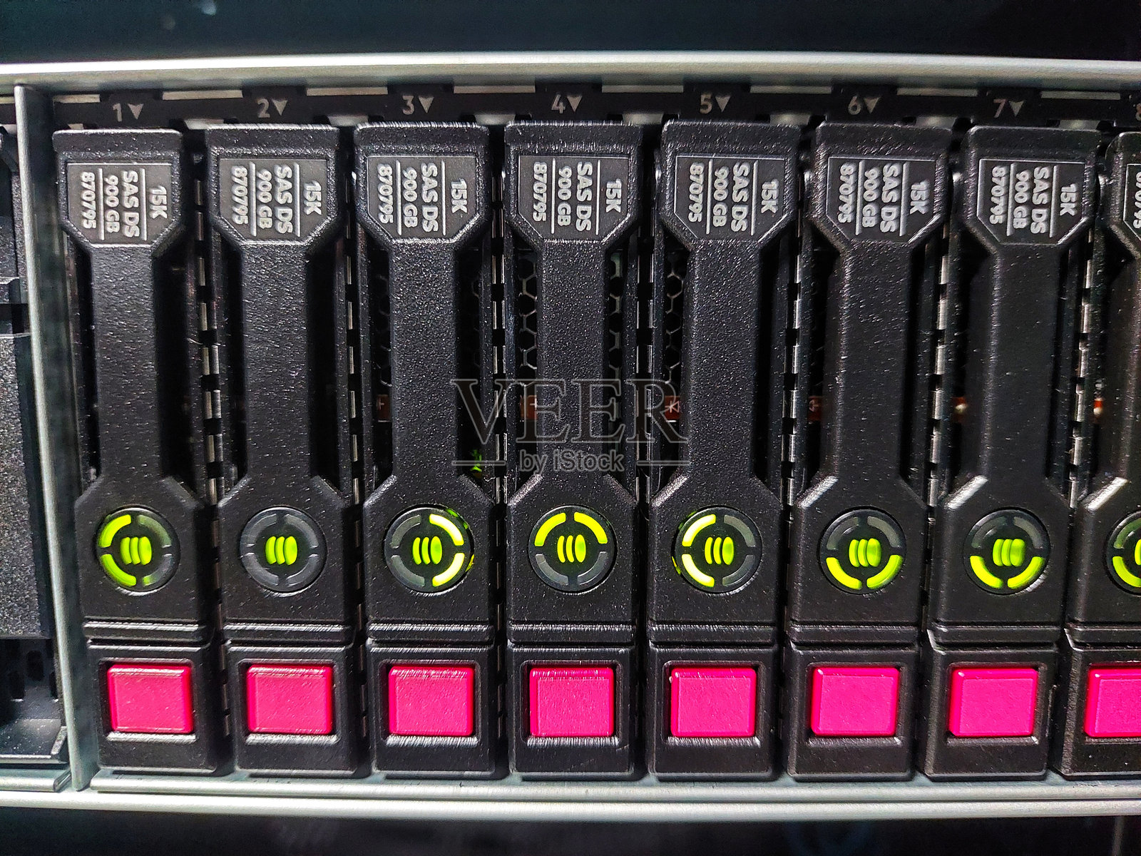 数据中心房间内的硬盘服务器特写镜头照片摄影图片