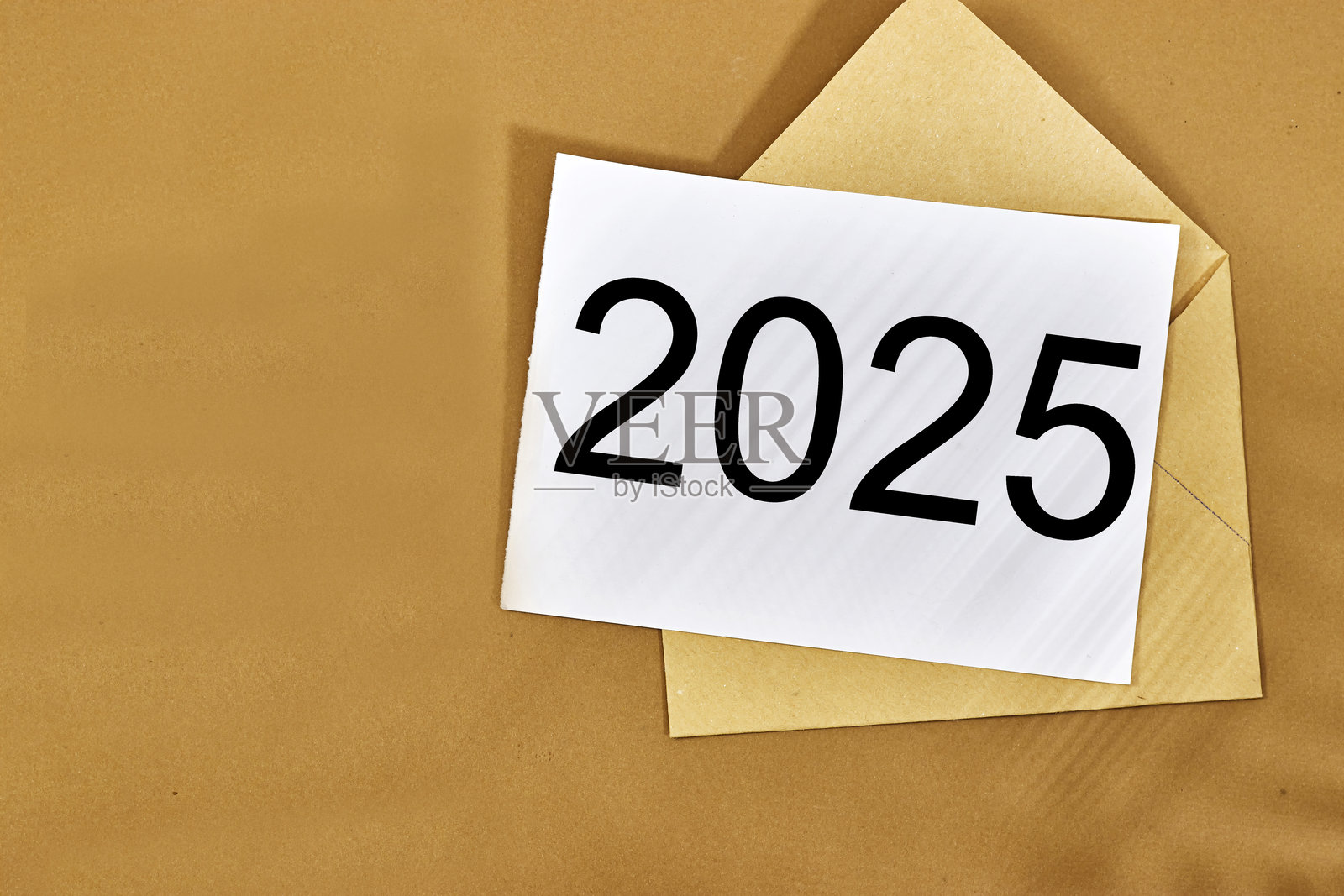 2025年新年贺卡与手工信封，背景为棕色照片摄影图片