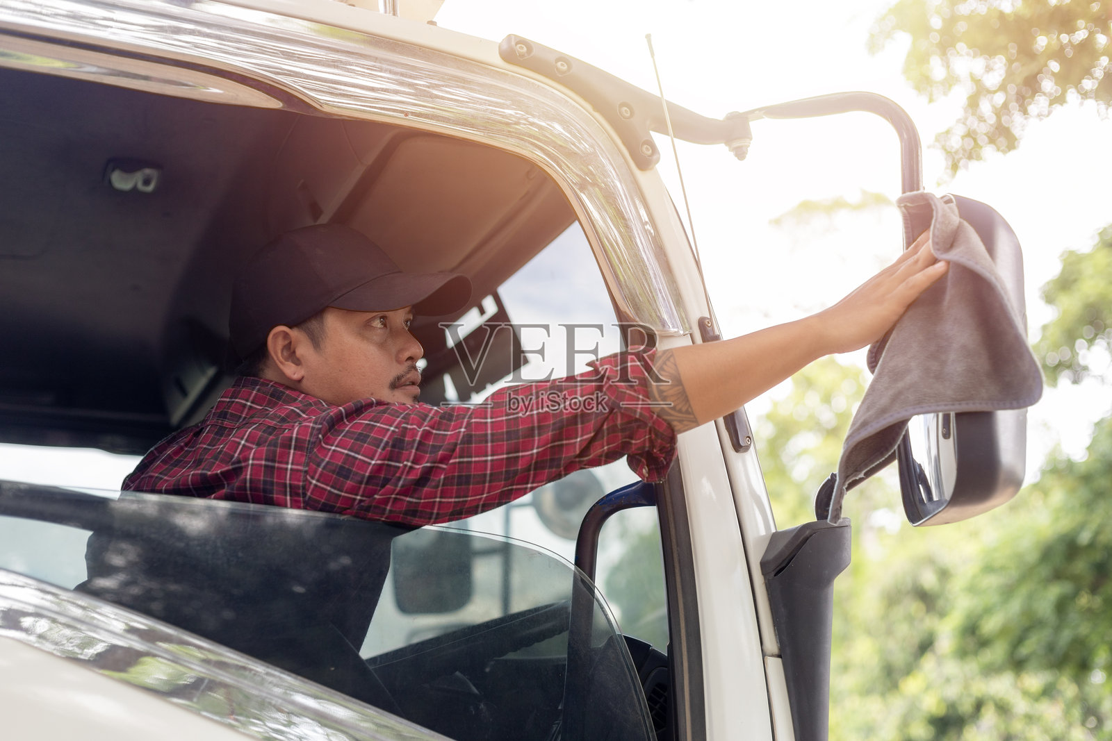 一名男子正在清洁卡车的挡风玻璃照片摄影图片
