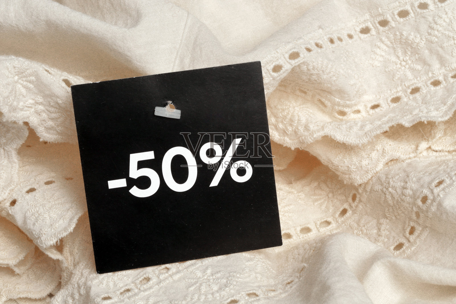 服装店内50%折扣标签特写。照片摄影图片
