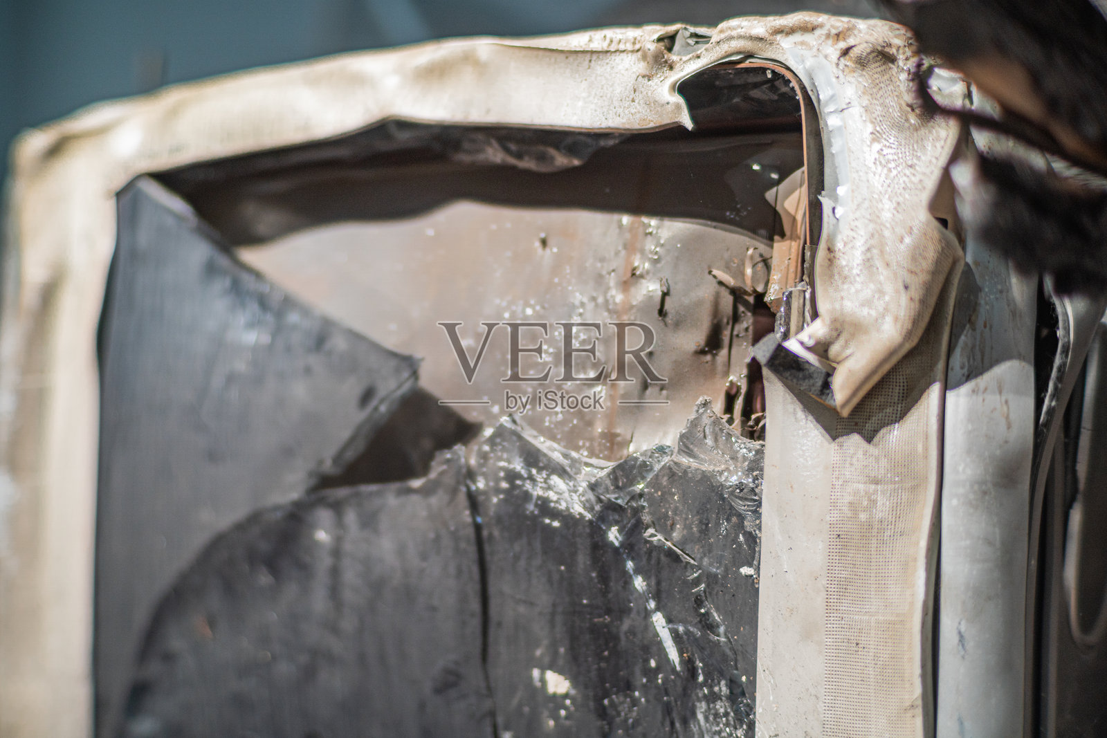 旧破电视机中的燃烧火焰，燃烧显像管电视塑料产生的有毒空气污染照片摄影图片