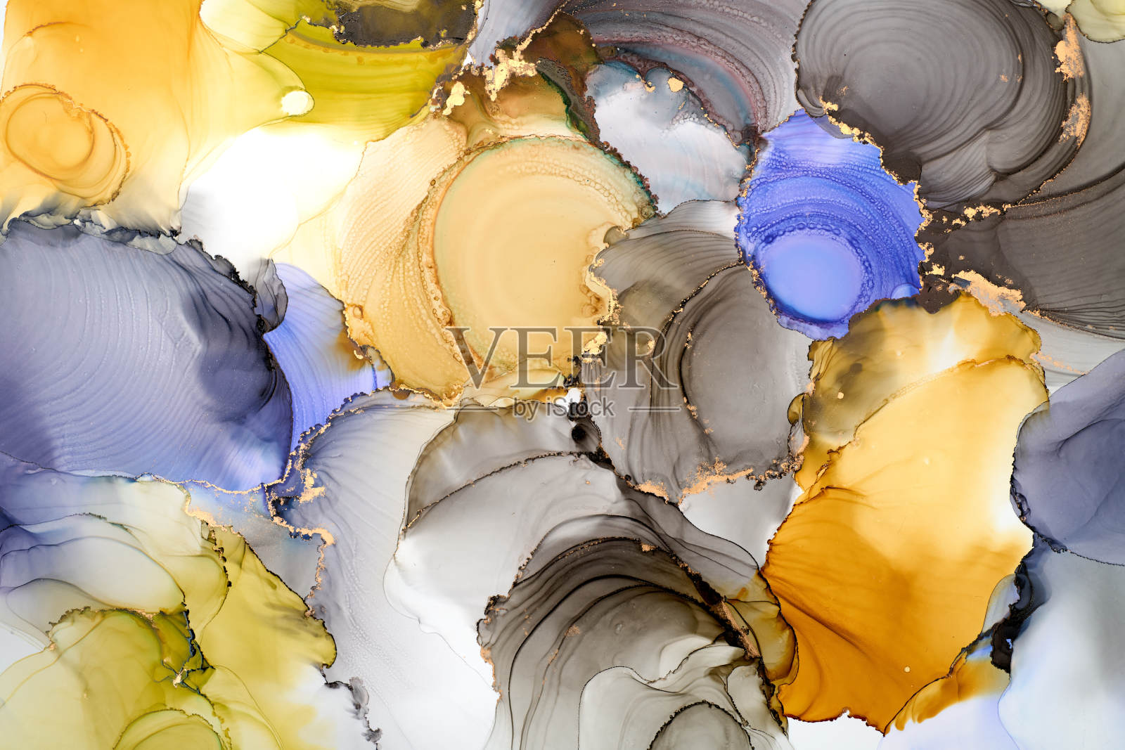 自然奢华抽象流体艺术绘画的酒精墨水技术。温柔而梦幻的墙纸。混合的颜色创造透明的波浪和金色的漩涡。用于海报，其他印刷品插画图片素材