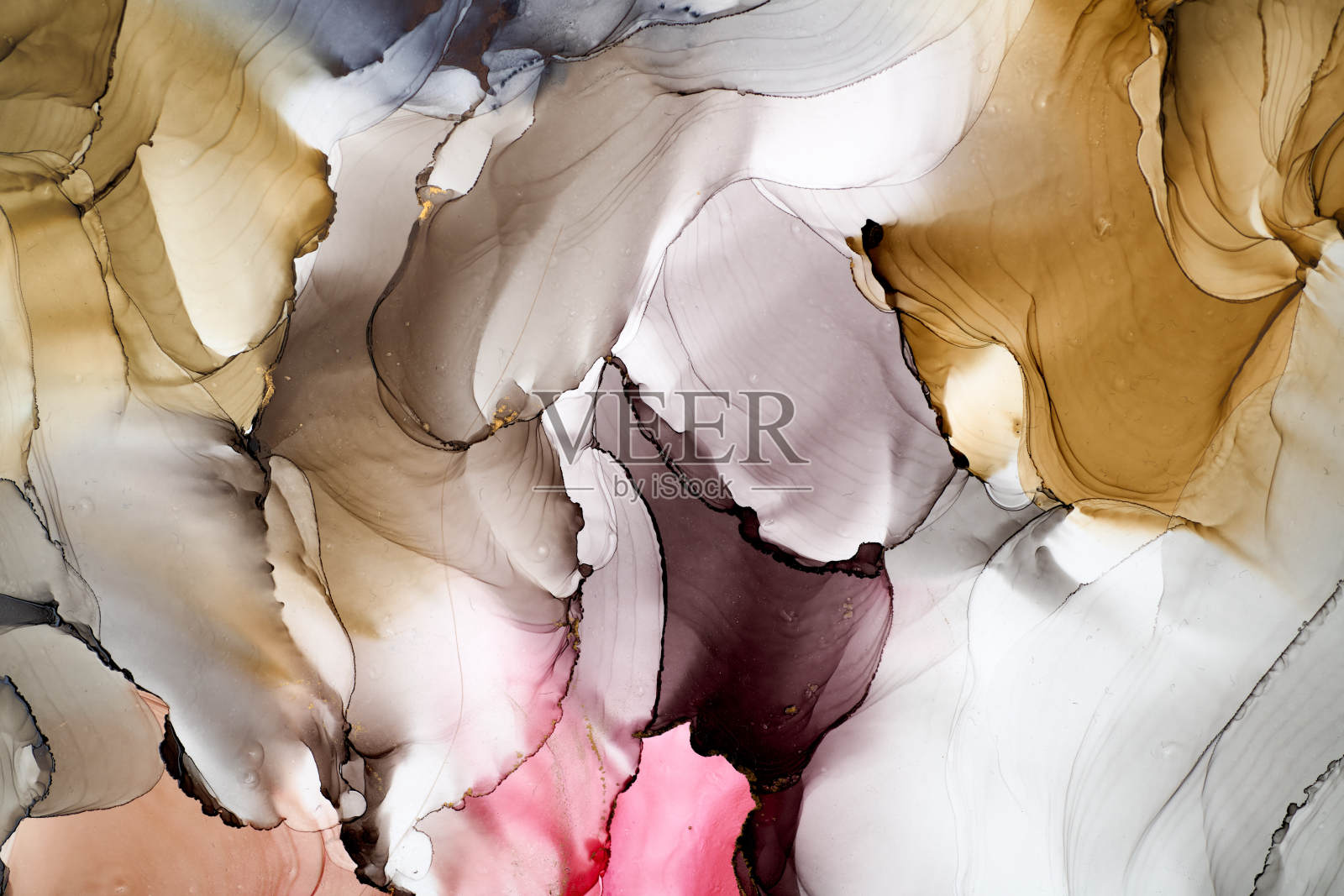 自然奢华抽象流体艺术绘画的酒精墨水技术。温柔而梦幻的墙纸。混合的颜色创造透明的波浪和金色的漩涡。用于海报，其他印刷品插画图片素材