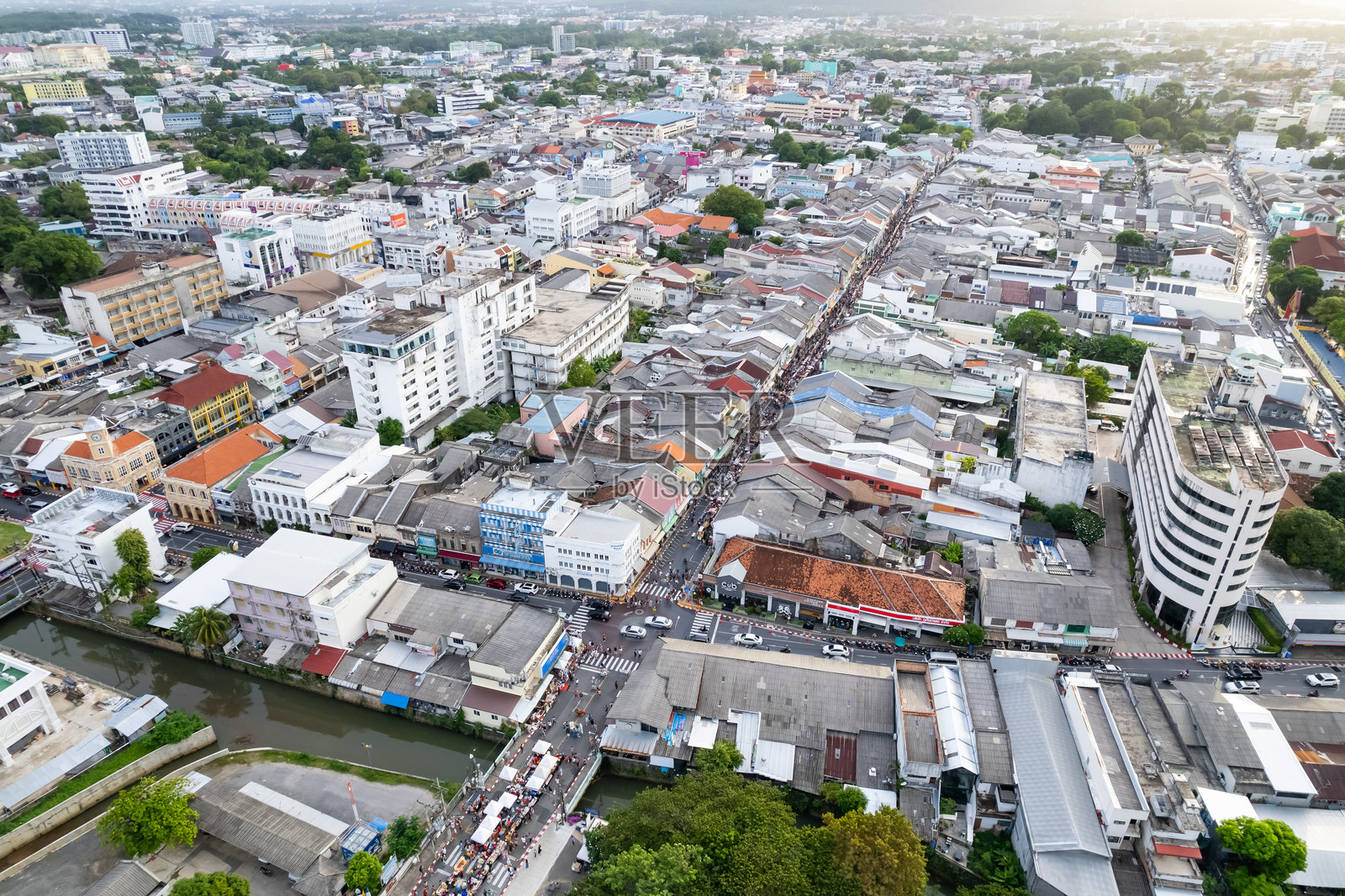 在阳光明媚的时候，住宅和车道附近的鸟瞰图。拥挤的房屋。泰国普吉岛的建筑俯瞰图照片摄影图片