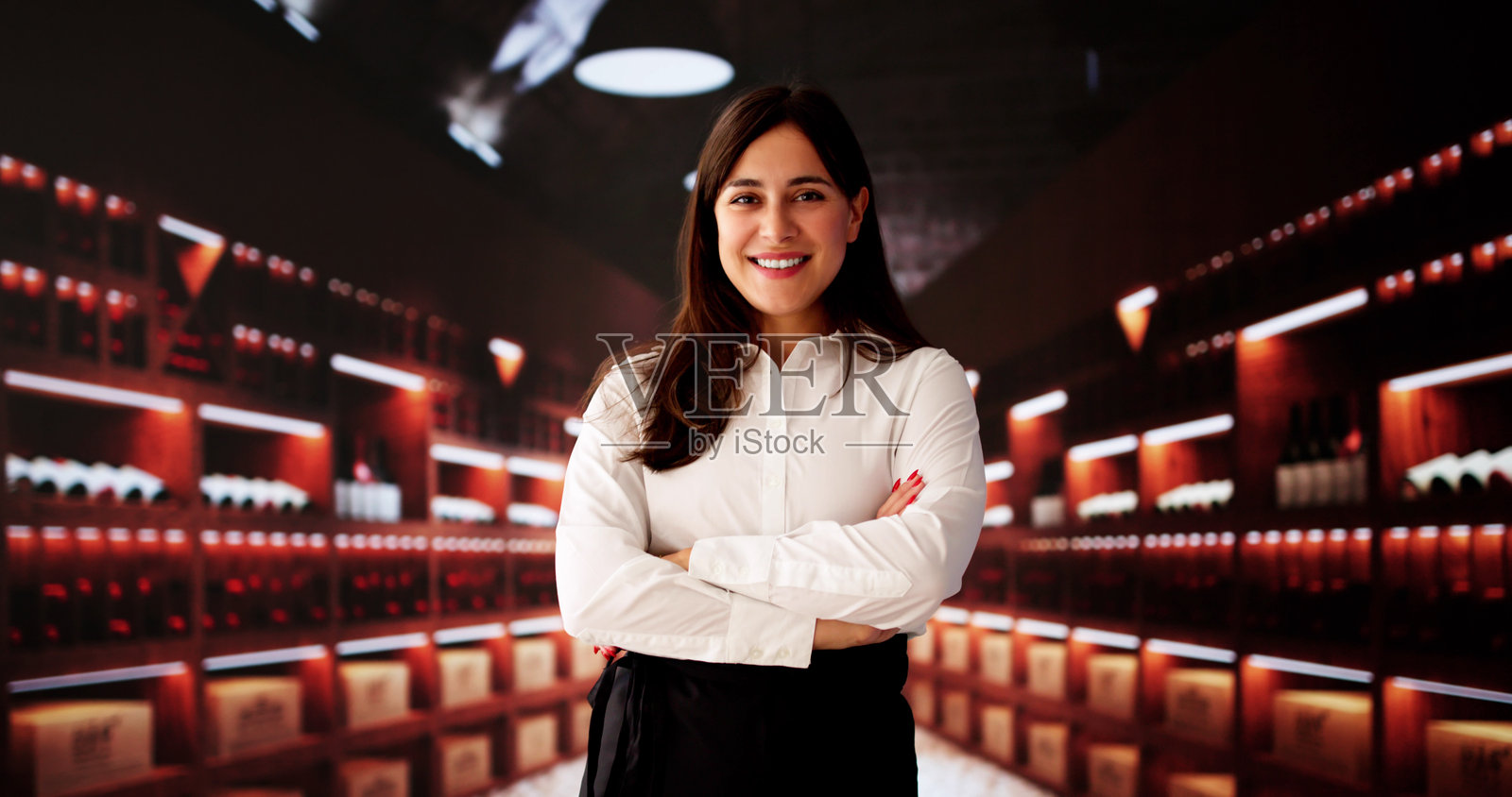 豪华酒窖里优雅的夏酒女人照片摄影图片