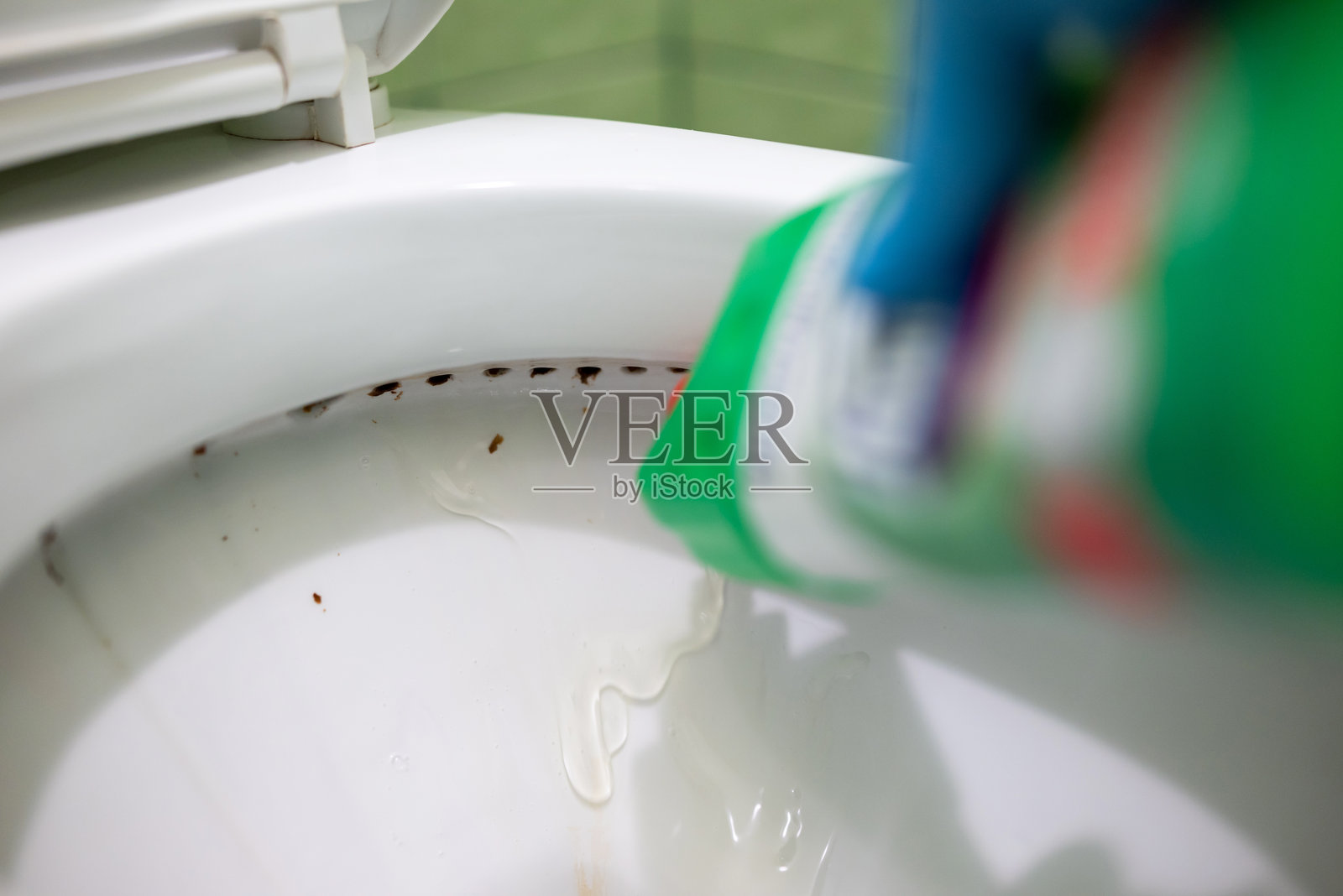 将洗洁精涂抹在马桶圈下照片摄影图片