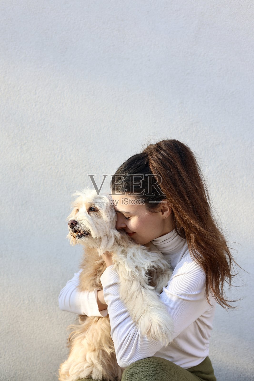 女孩和狗照片摄影图片