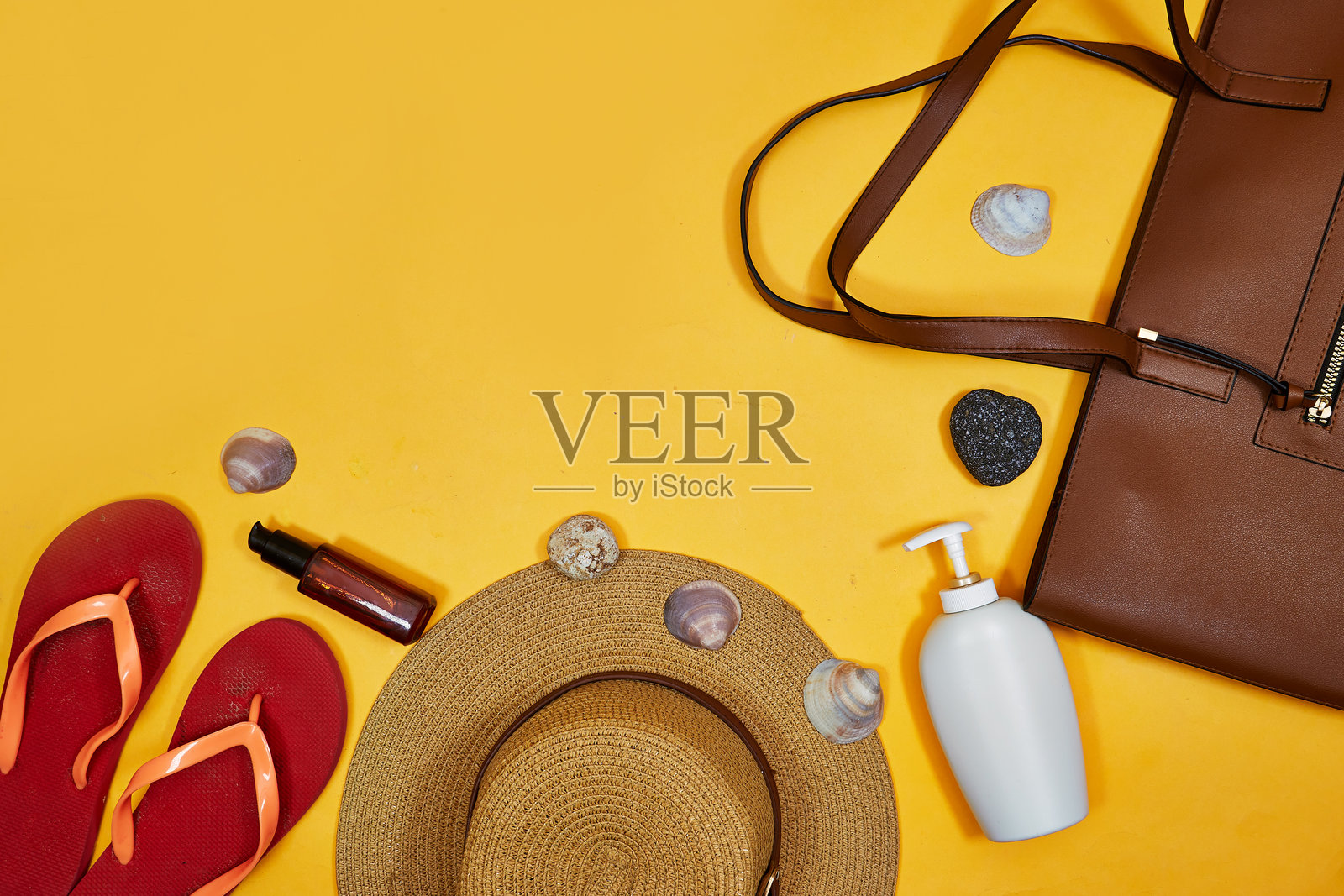 再见或你好夏季概念，棕色沙滩包，太阳镜，帽子和拖鞋，奶油色的太阳和油瓶和石头，贝壳照片摄影图片