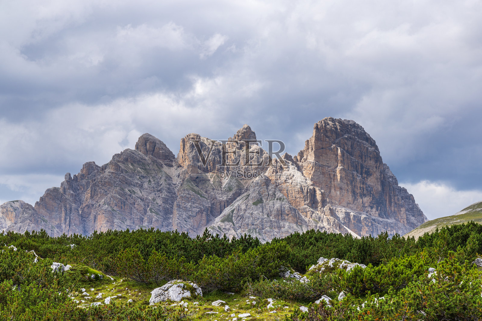 意大利拉瓦雷多山附近徒步旅行的景色照片摄影图片