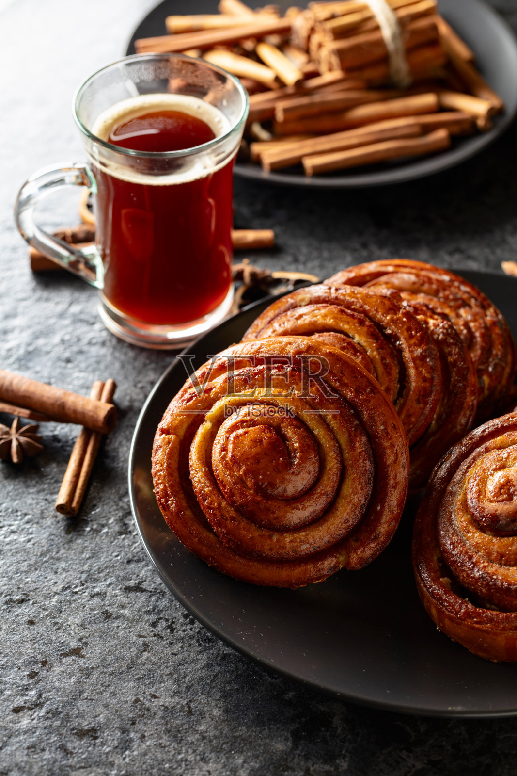瑞典肉桂圆面包或面包卷。照片摄影图片