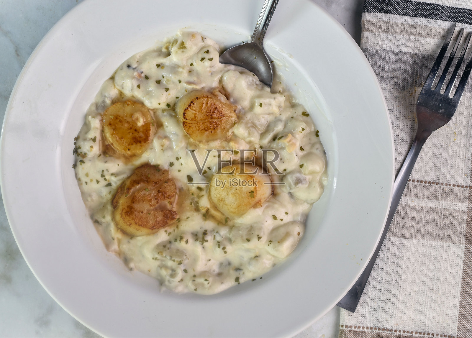 蛤蜊杂烩上面加香草和扇贝照片摄影图片