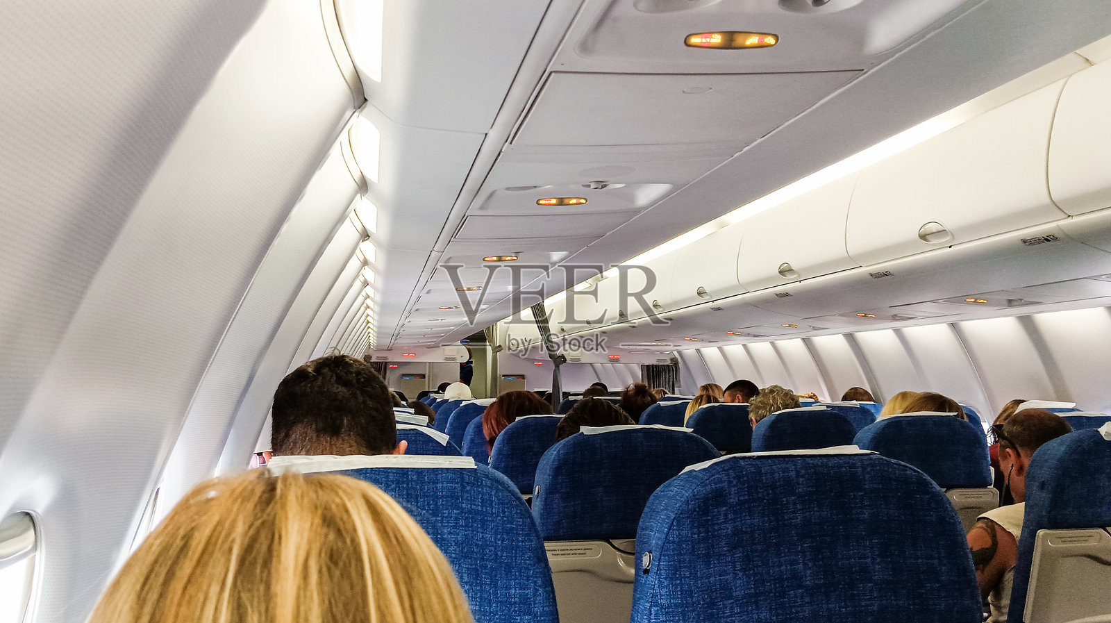 飞机客舱里坐满了乘客。照片摄影图片