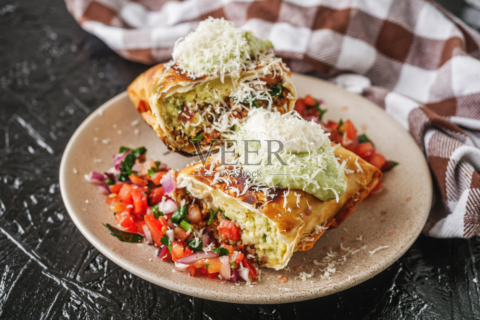 一套美味的新鲜彩色油炸辣酱在黑暗的背景照片摄影图片