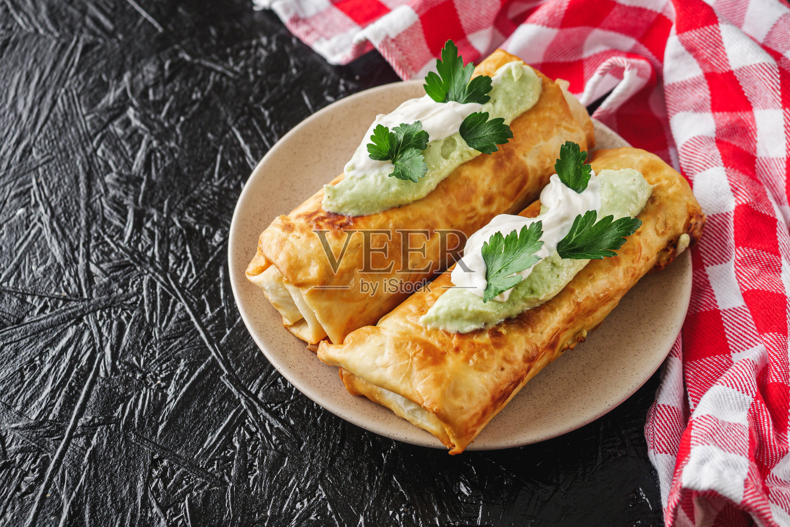 一套美味的新鲜彩色油炸辣酱在黑暗的背景照片摄影图片