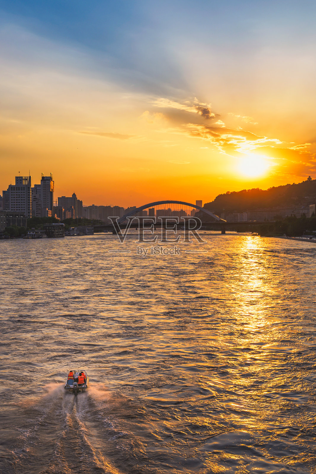 甘肃省兰州市黄河沿岸的城市风光照片摄影图片