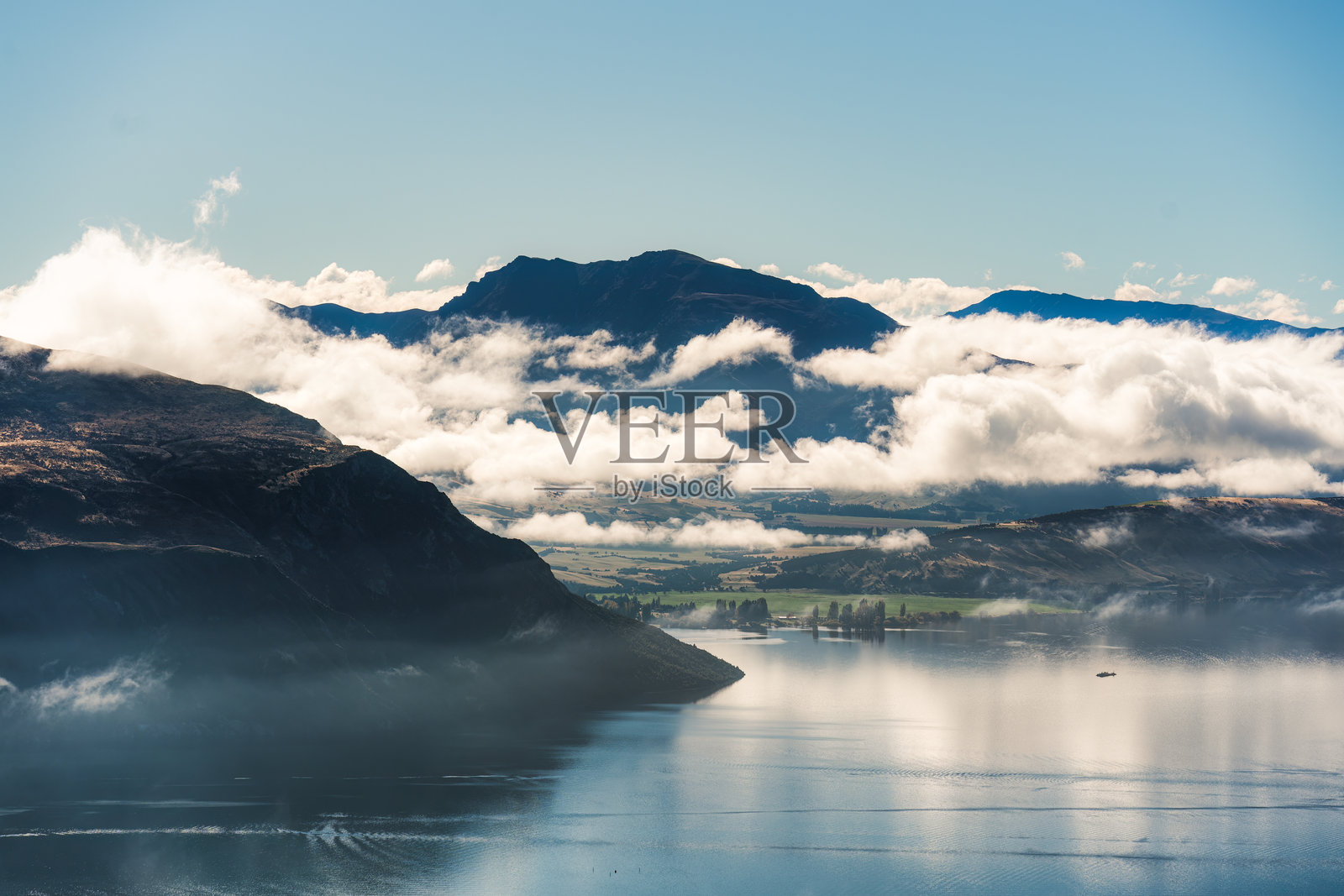 从新西兰的瓦纳卡湖(Lake Wanaka)的罗伊斯峰(Roys Peak)山顶俯瞰的风景朦胧的山峰照片摄影图片