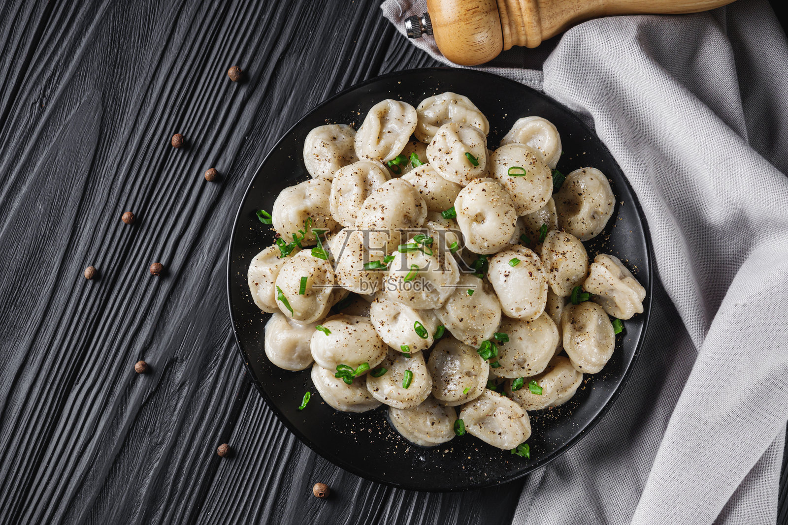 新鲜煮熟的饺子在一个黑色的木制乡村背景照片摄影图片