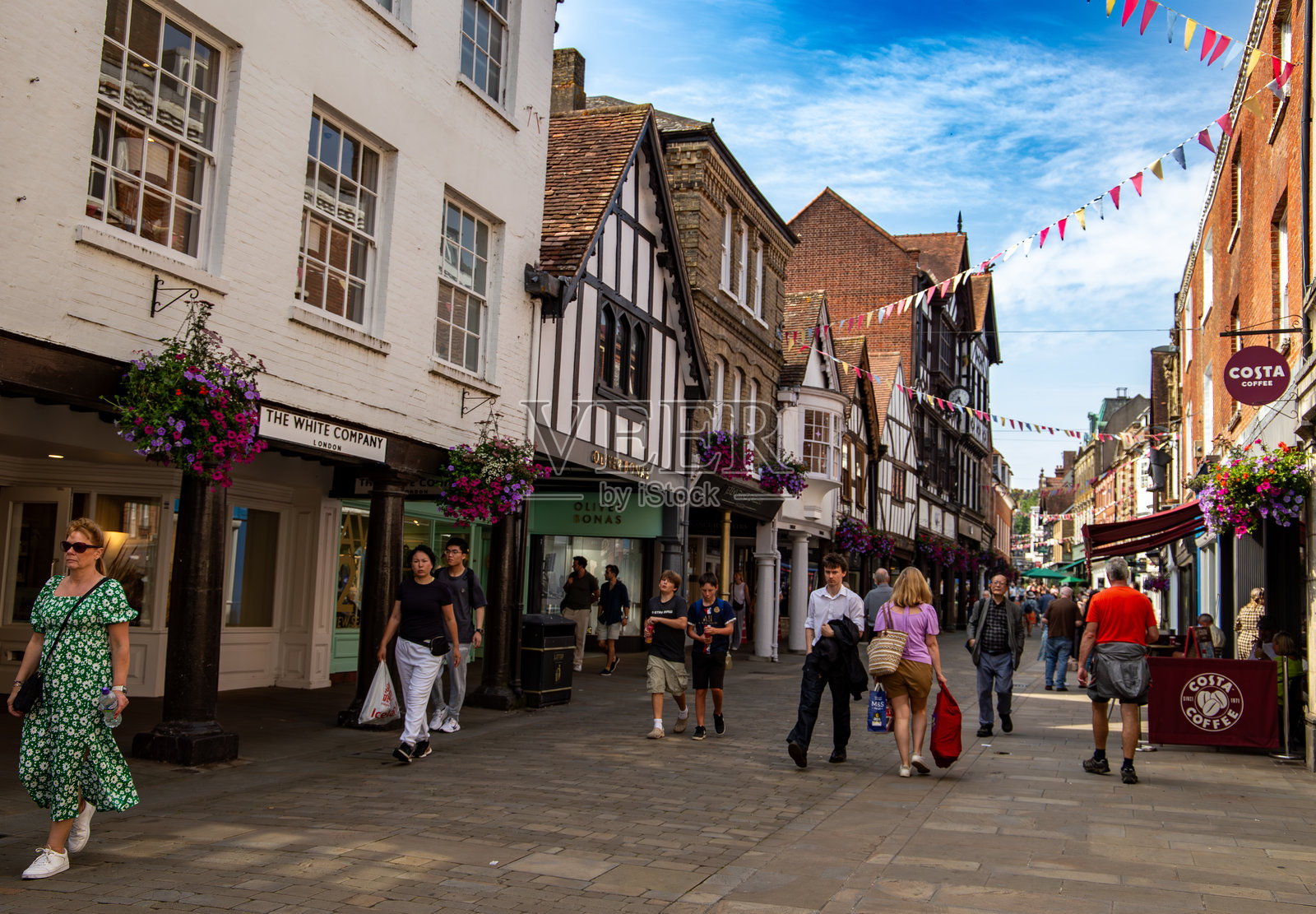 英国温彻斯特历史小镇上一条熙熙攘攘的步行街。照片摄影图片