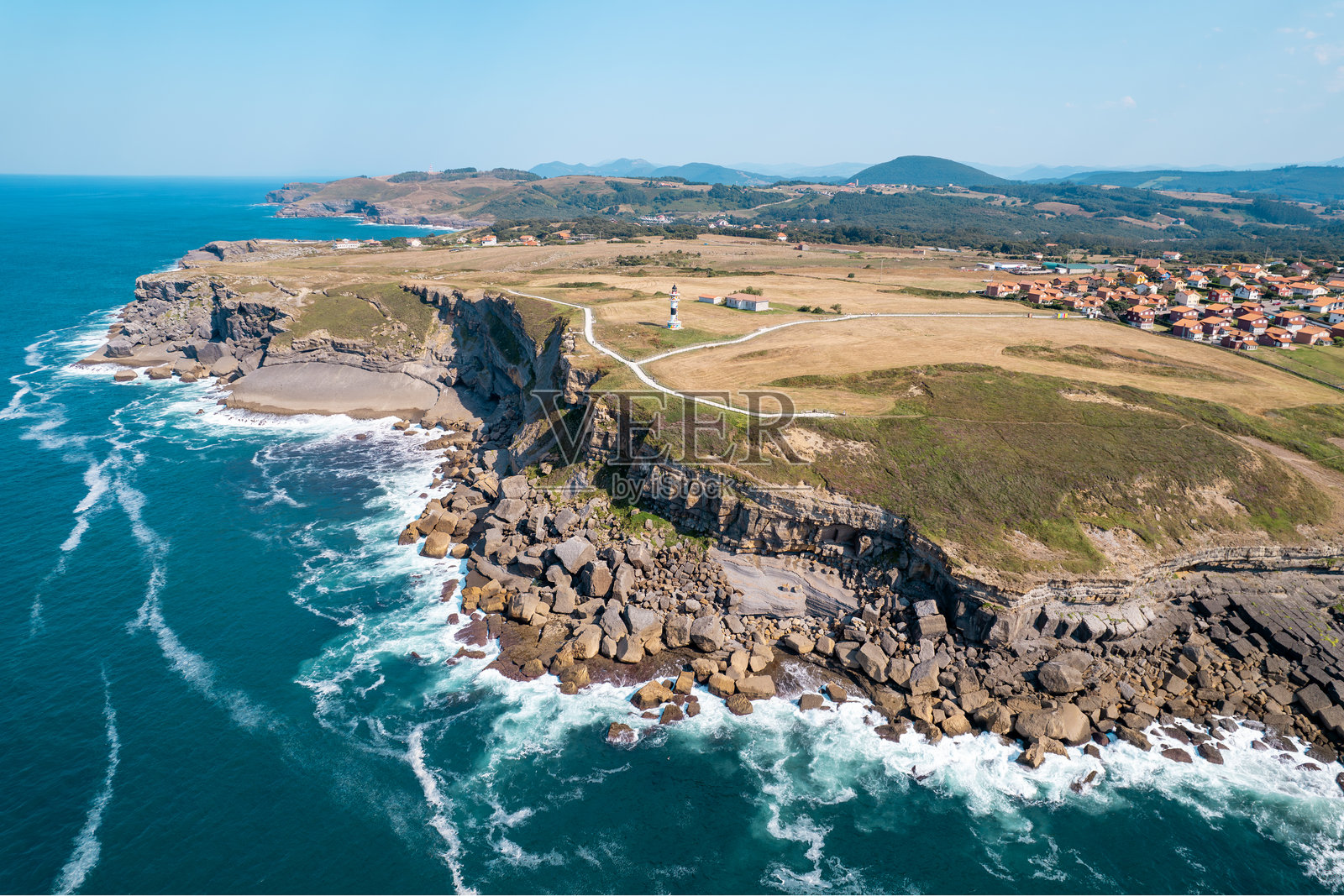 鸟瞰风景秀丽的海岸线和阿霍灯塔在坎塔布里亚，西班牙。照片摄影图片