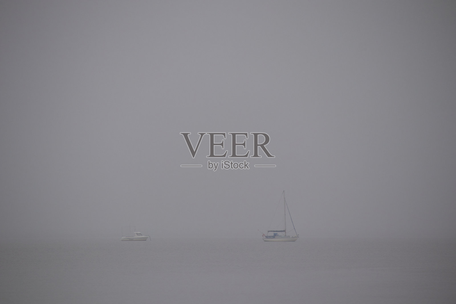 小船停泊在迪河口多变的天气条件下，西柯比，威勒尔，默西塞德郡，英格兰，英国照片摄影图片