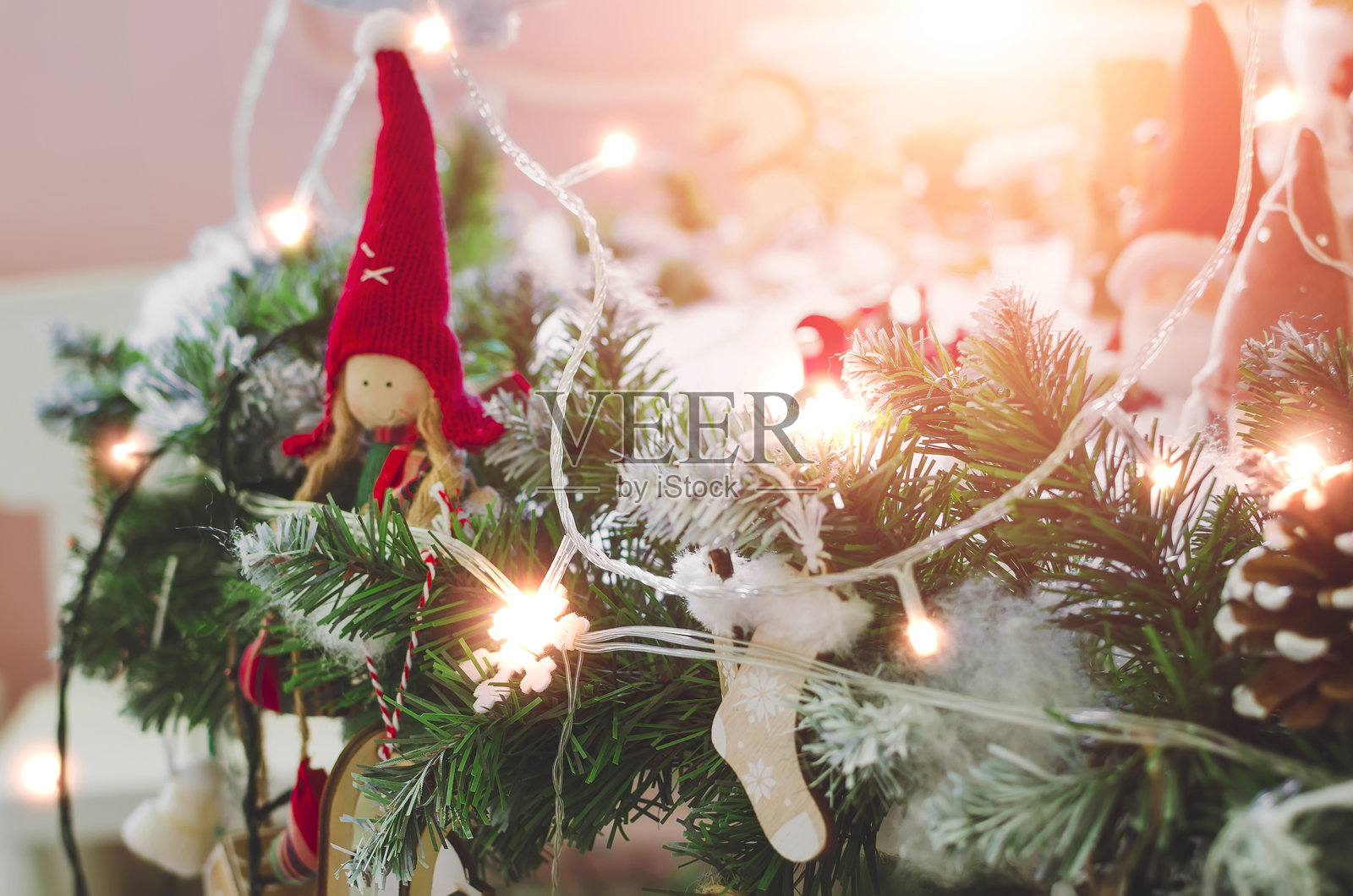 节日，新年，装饰和庆祝的概念-近距离的圣诞树装饰照片摄影图片