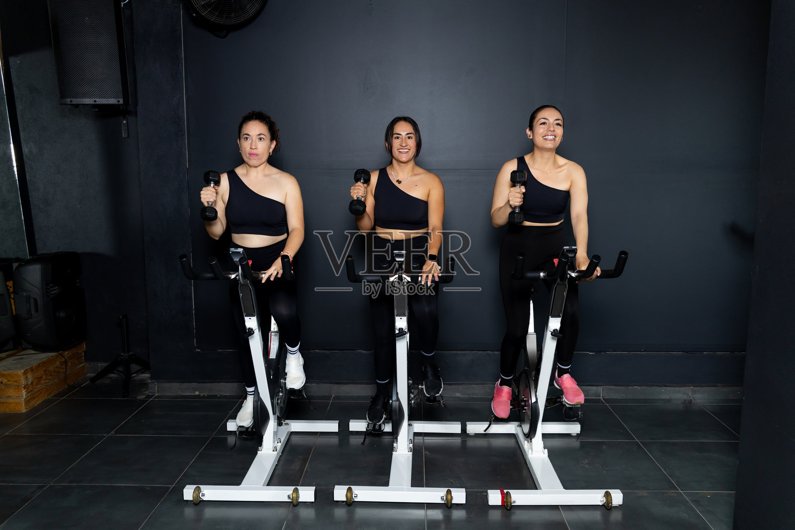 女室内自行车教练照片摄影图片