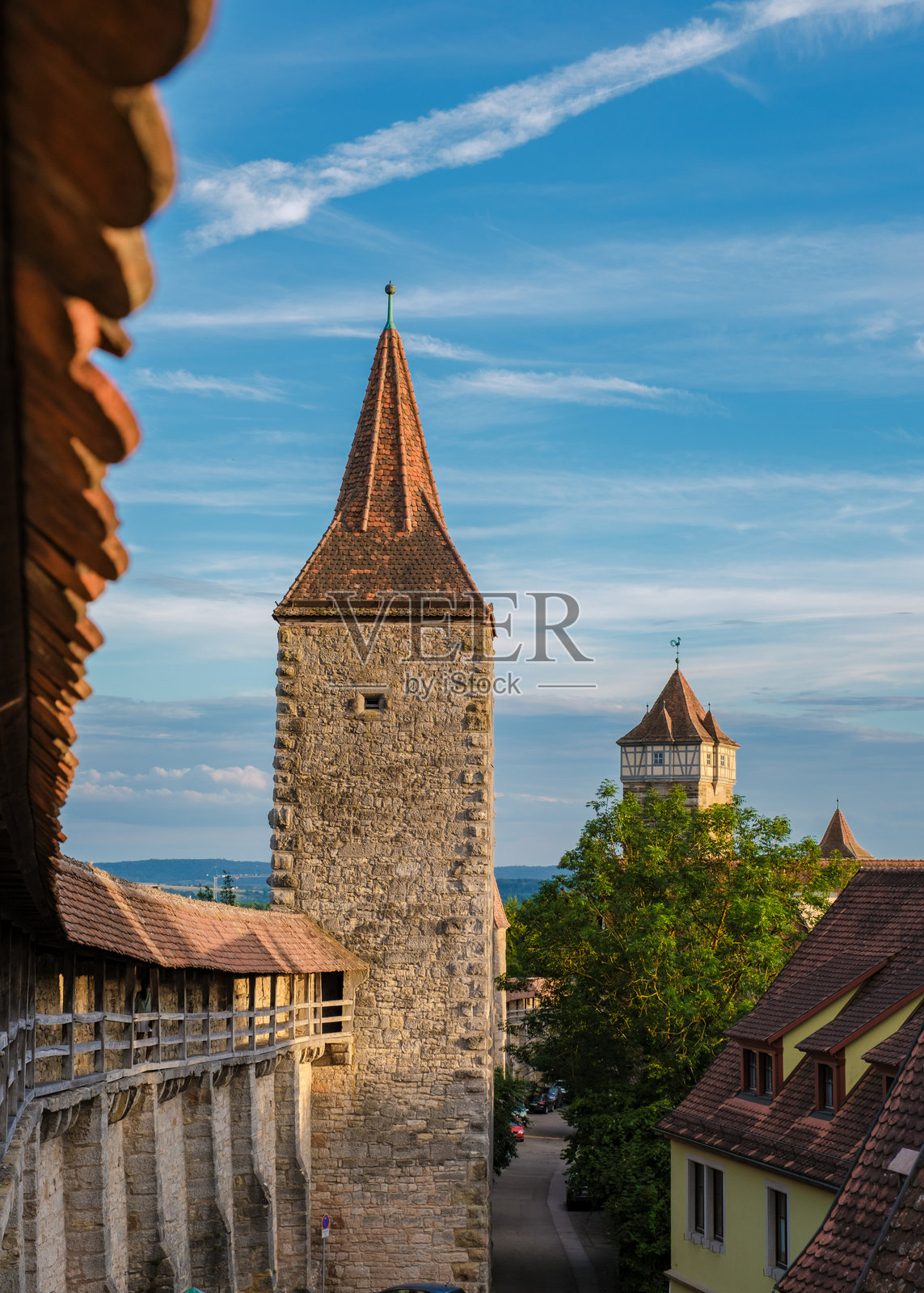 在傍晚的金光中探索罗滕堡堡的历史塔楼照片摄影图片