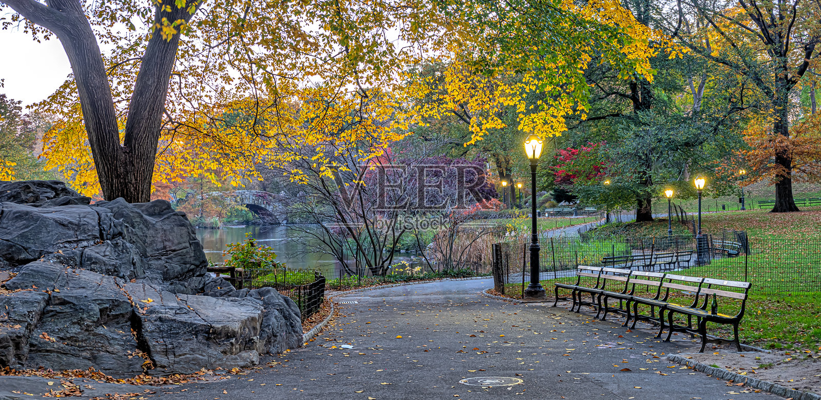 中央公园的Gapstow桥，深秋时节照片摄影图片