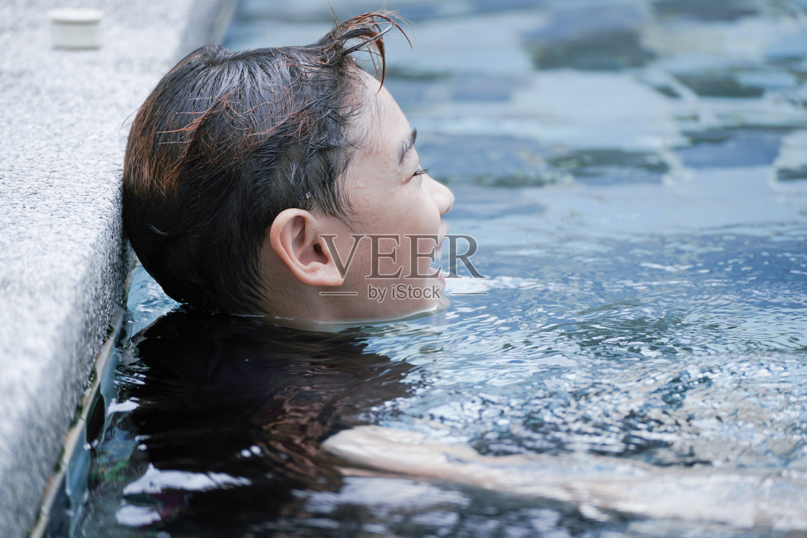 男孩从水中跳出来照片摄影图片