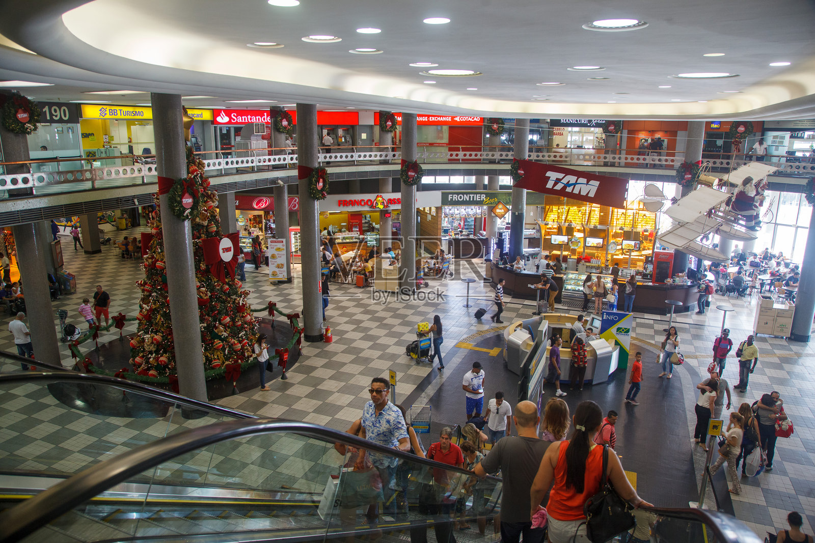 巴西圣保罗的孔戈尼亚斯机场主大厅挤满了乘客照片摄影图片