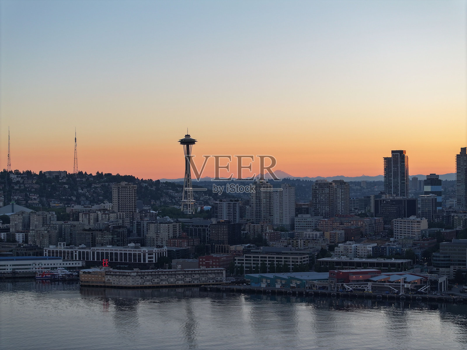 太空针塔的金色时刻景观照片摄影图片