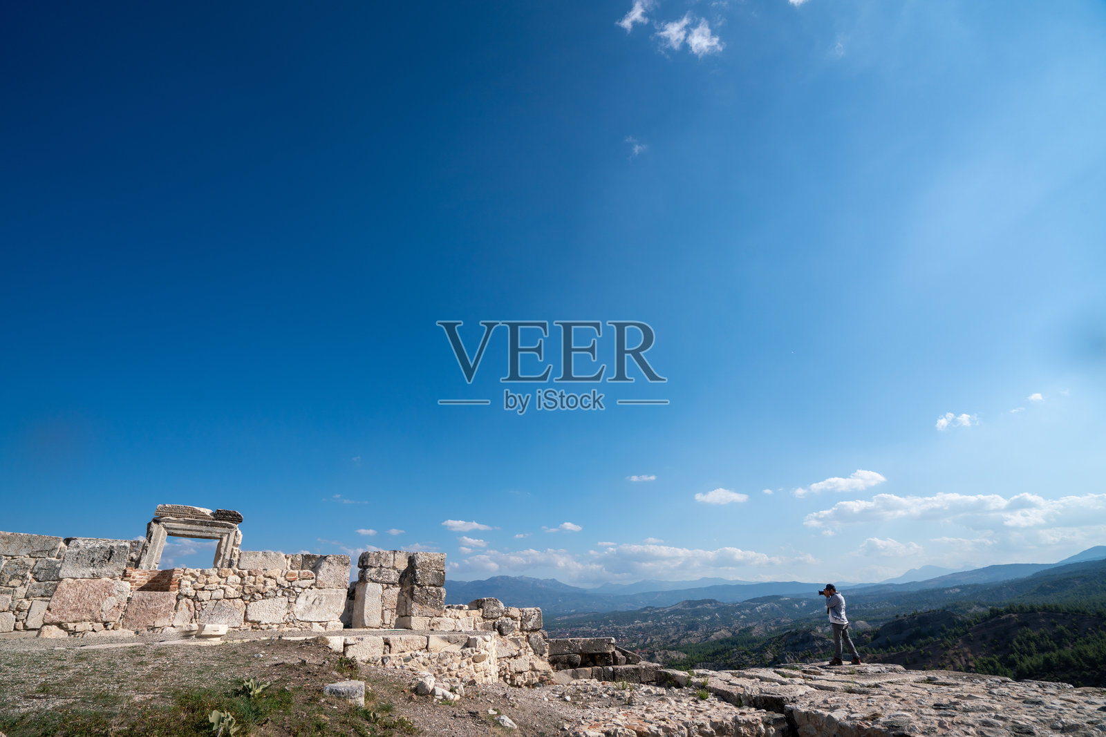 摄影师在古城基比拉拍摄罗马浴场照片摄影图片