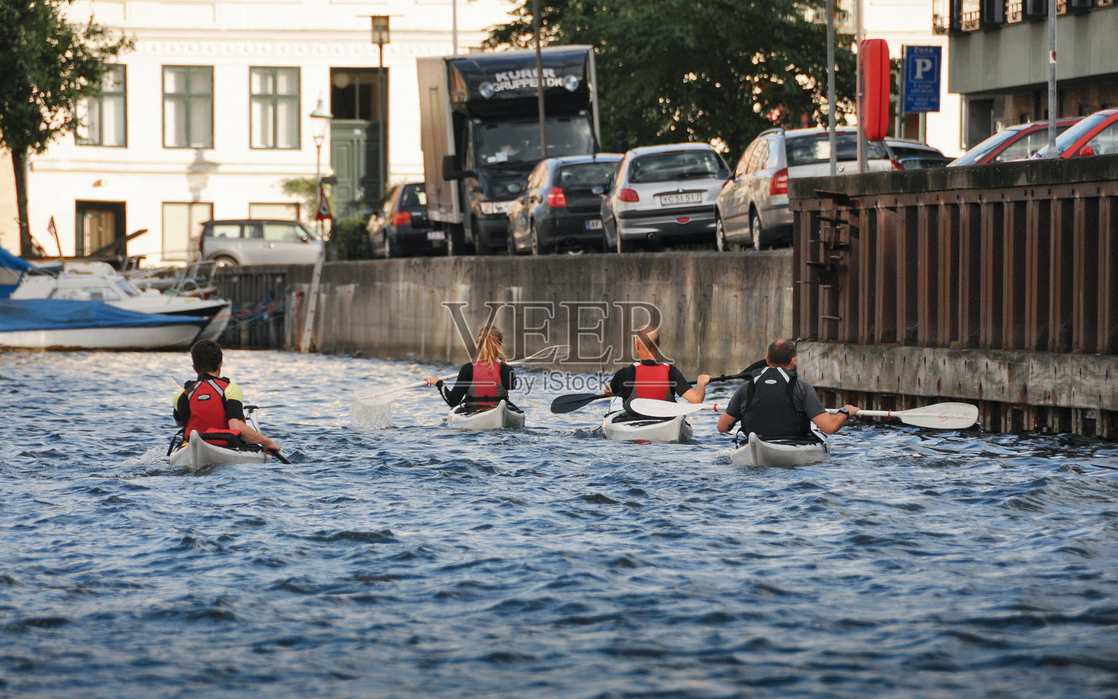 在运河中划皮划艇照片摄影图片