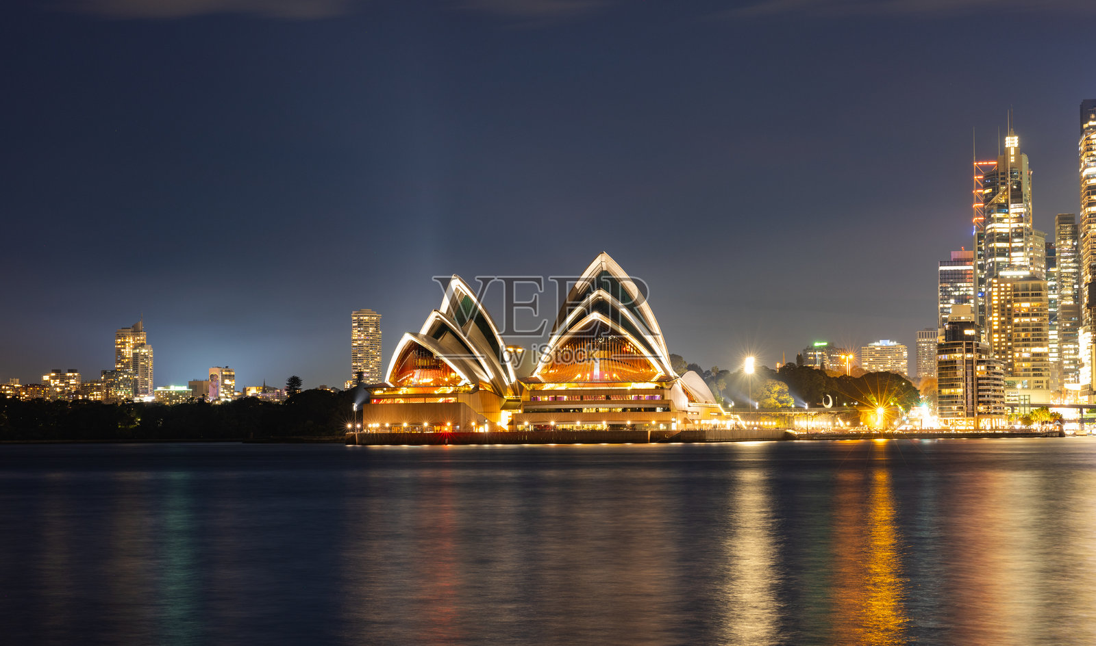 黄昏时分的悉尼歌剧院与城市天际线照片摄影图片