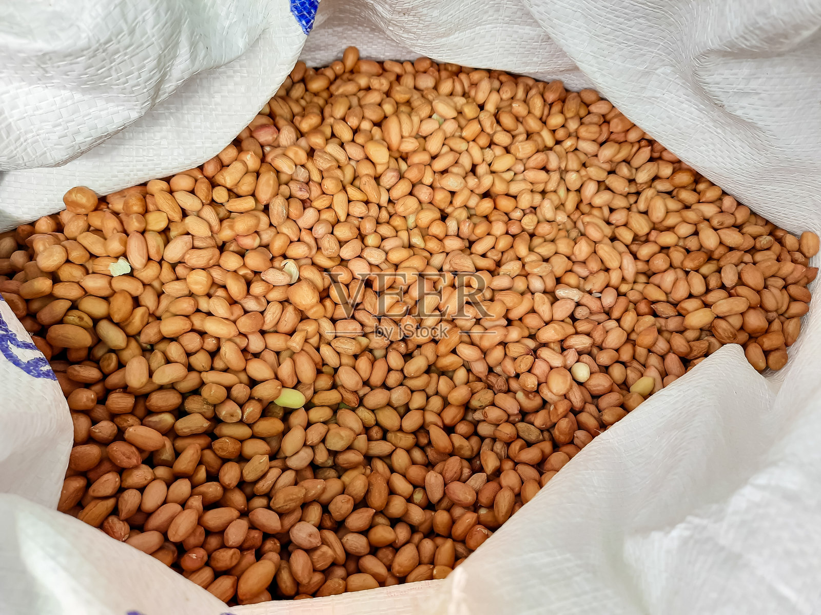 一袋剥壳花生。豌豆或豆类照片摄影图片