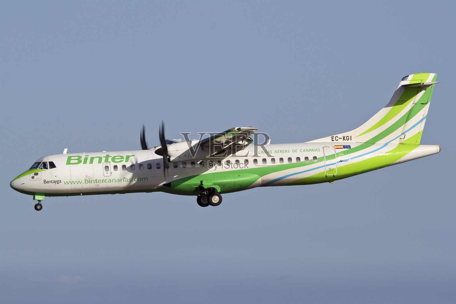 Binter Canarias ATR72飞机在阳光明媚的目的地降落照片摄影图片