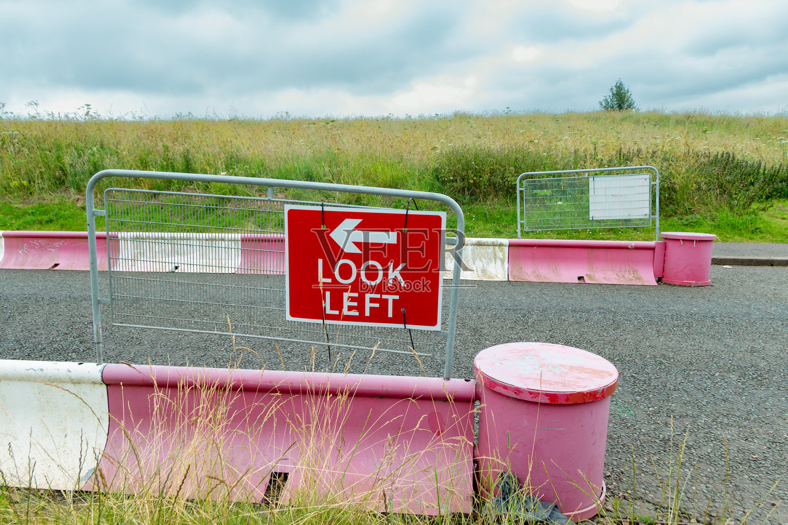 行人标志 - 向左看 交通警告照片摄影图片