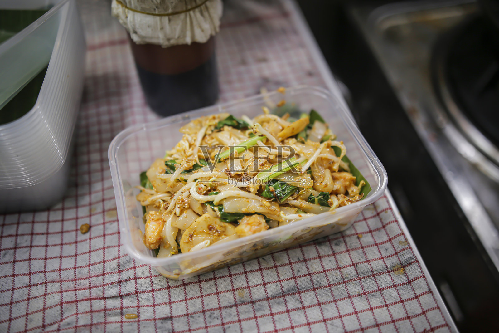 从上方看到的塑料食品容器中的炒粿条照片摄影图片