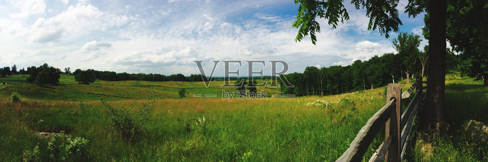 农业田野的全景视图与天空相映衬照片摄影图片